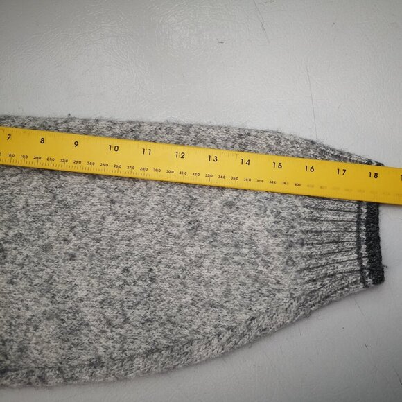Wind River Outfitting Co. Men's Size Large Grey Made in Canada Sweater - Picture 6 of 7